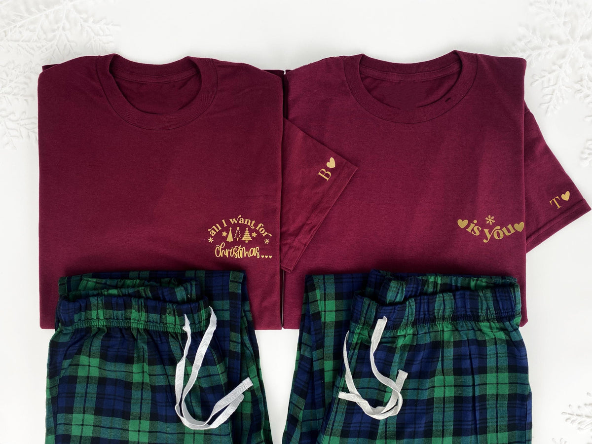 Pyjamas de Noël pour couples : Chemises bordeaux, bas en flanelle écossaise, manche avec initiale personnalisée