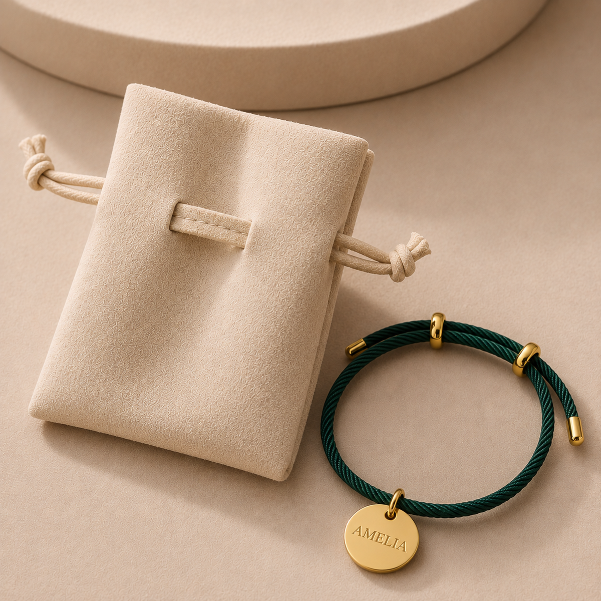 Bracelet prénom personnalisé – Bracelet cordon ajustable disque doré | Cadeau gravé personnalisé pour femme