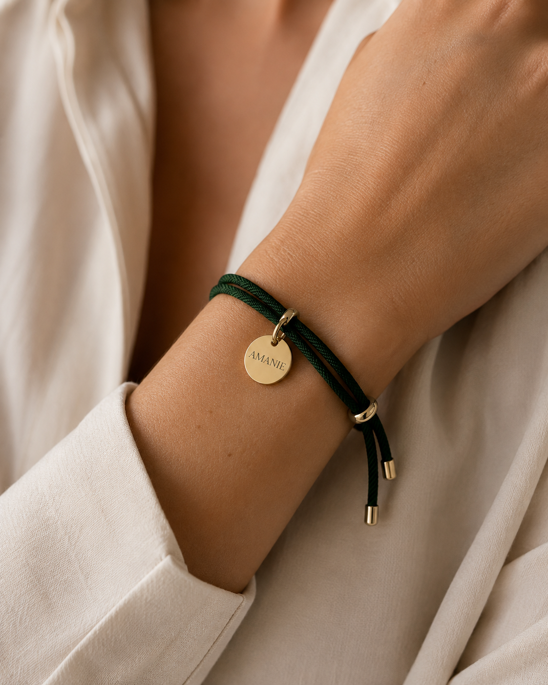 Bracelet prénom personnalisé – Bracelet cordon ajustable disque doré | Cadeau gravé personnalisé pour femme