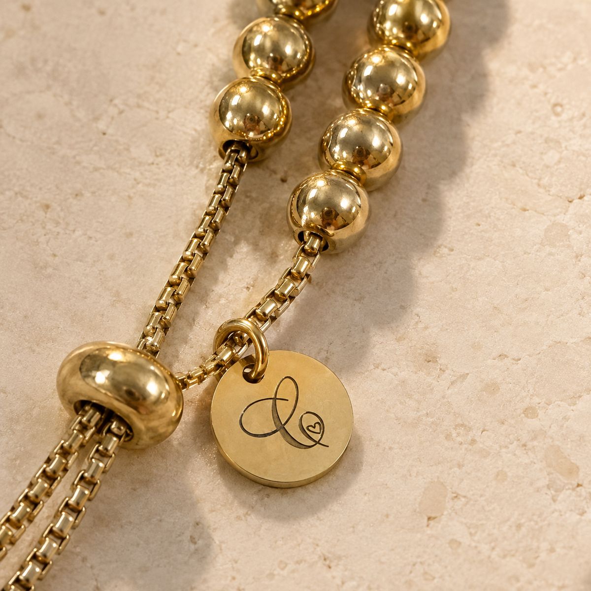 Bracelet Initial Personnalisé pour Femme – Breloque Cœur Calligraphie Dorée | Bracelet Ajustable avec Date Personnalisée