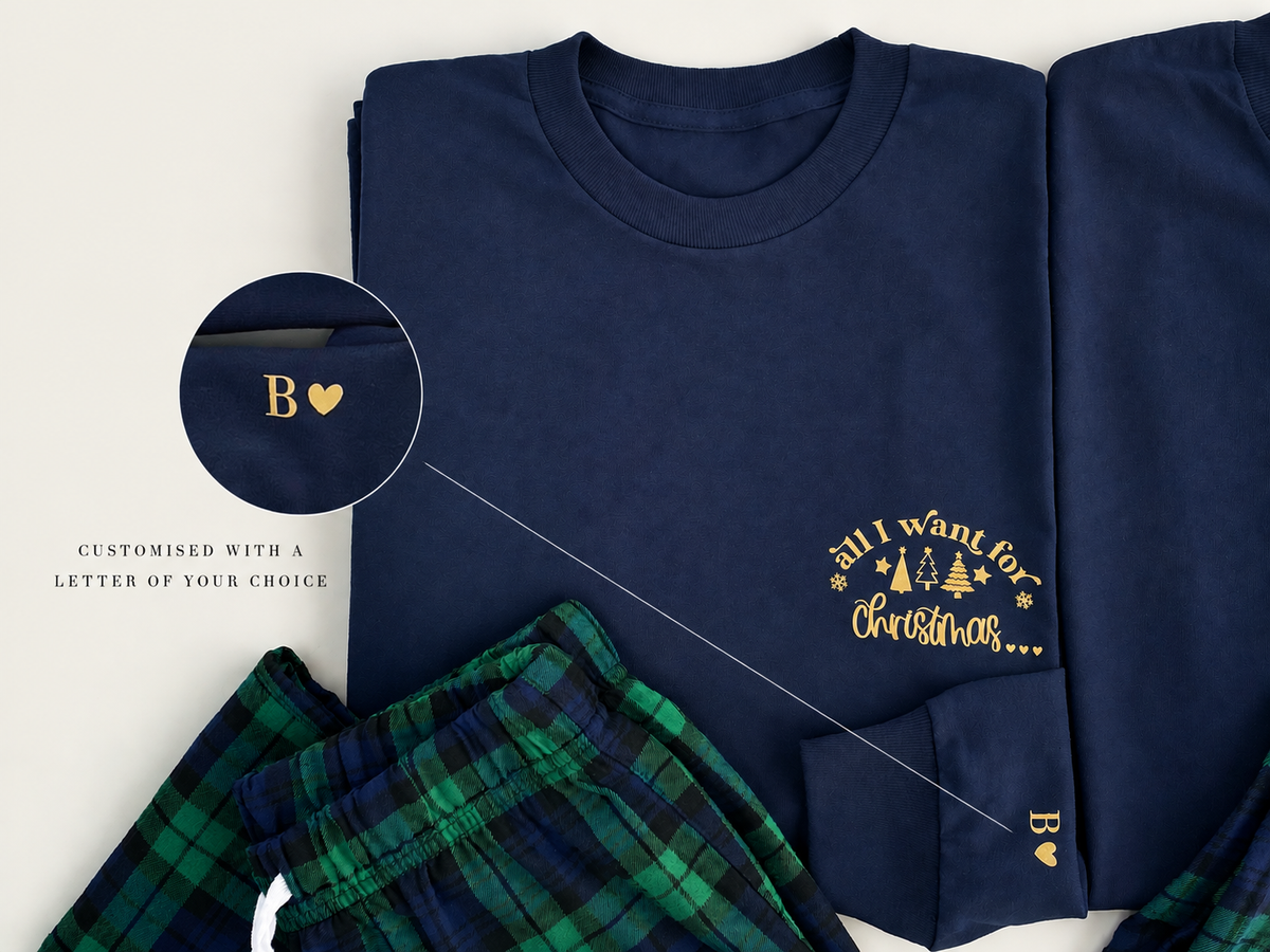 Pyjamas de Noël assortis à manches longues pour couples : Tartan, Initiales personnalisées sur la manche