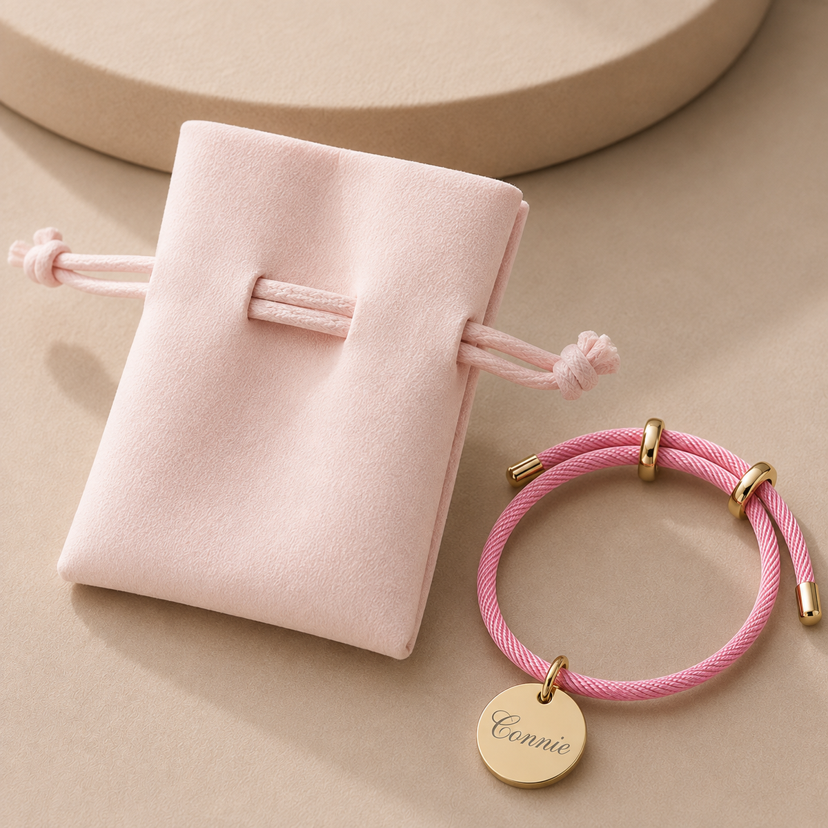 Bracelet prénom personnalisé – Bracelet cordon ajustable disque doré | Cadeau gravé personnalisé pour femme