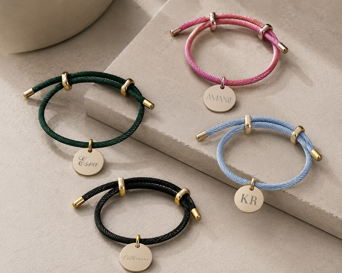 Bracelet prénom personnalisé – Bracelet cordon ajustable disque doré | Cadeau gravé personnalisé pour femme